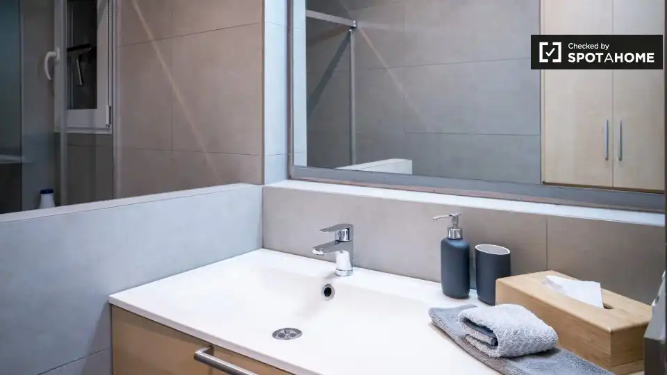 Bathroom of Flat for rent in Valencia  with Air Conditioner, Heating and Furnished