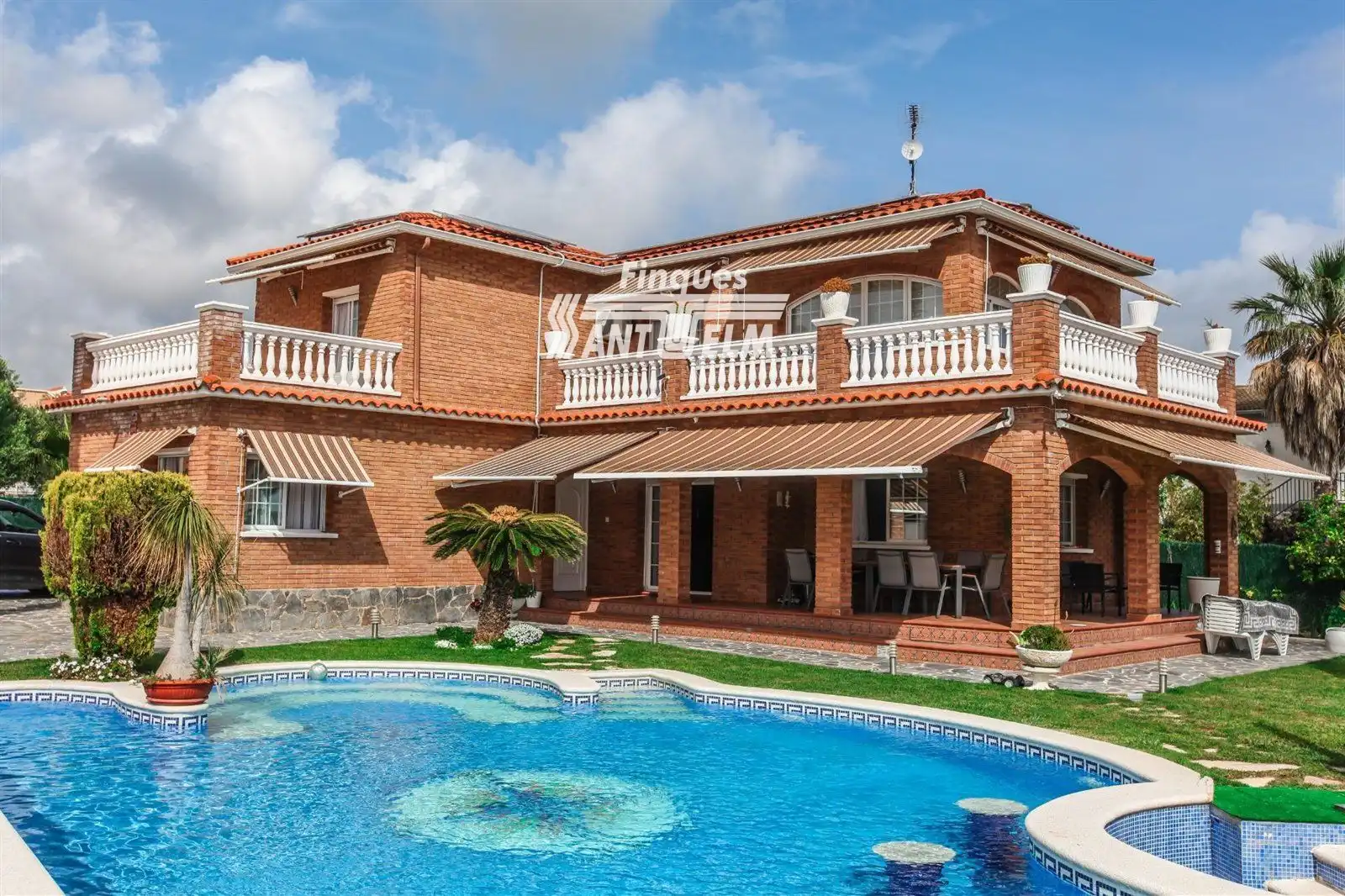 Detached house with pool for sale in ACUARI