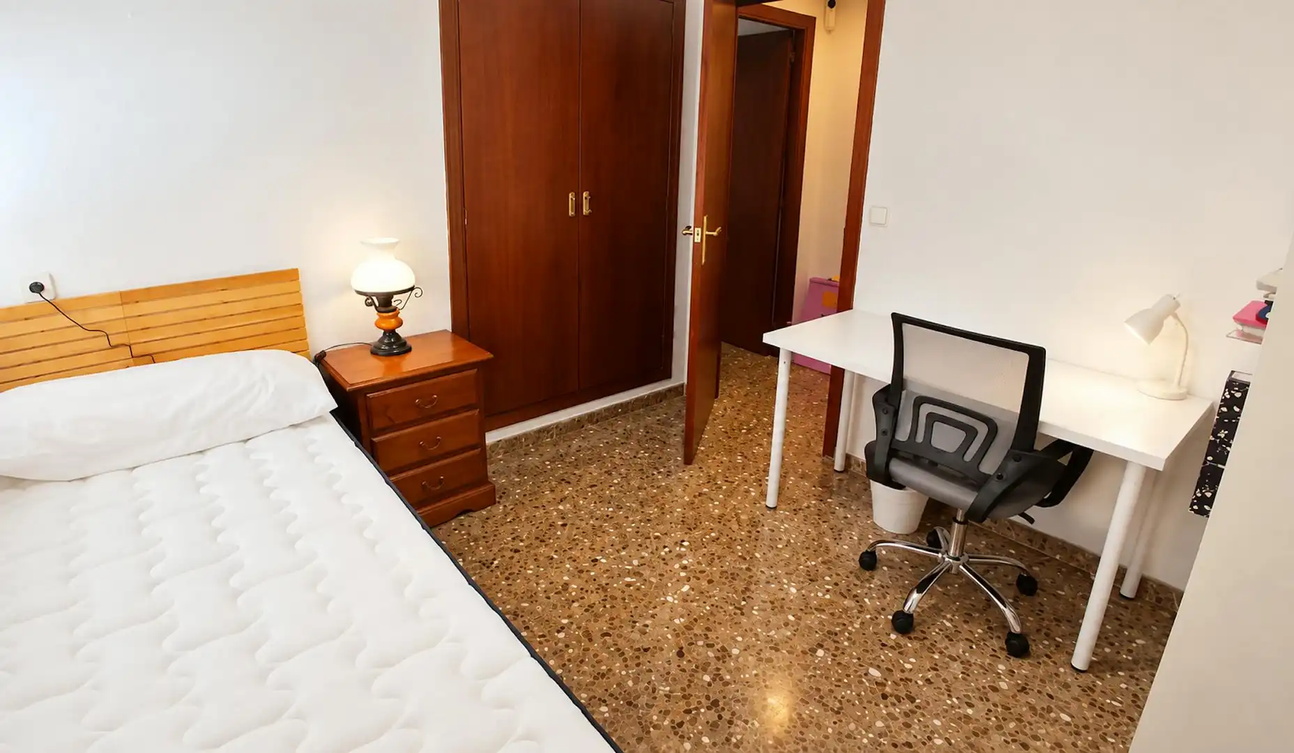 Schlafzimmer von Wohnung zur Miete in Valencia mit Klimaanlage, Möbliert und Waschmaschine