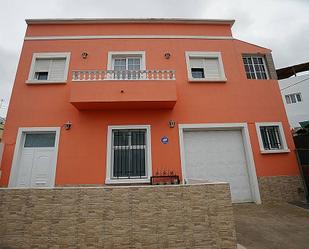 Vista exterior de Casa o xalet en venda en Arucas amb Terrassa i Balcó