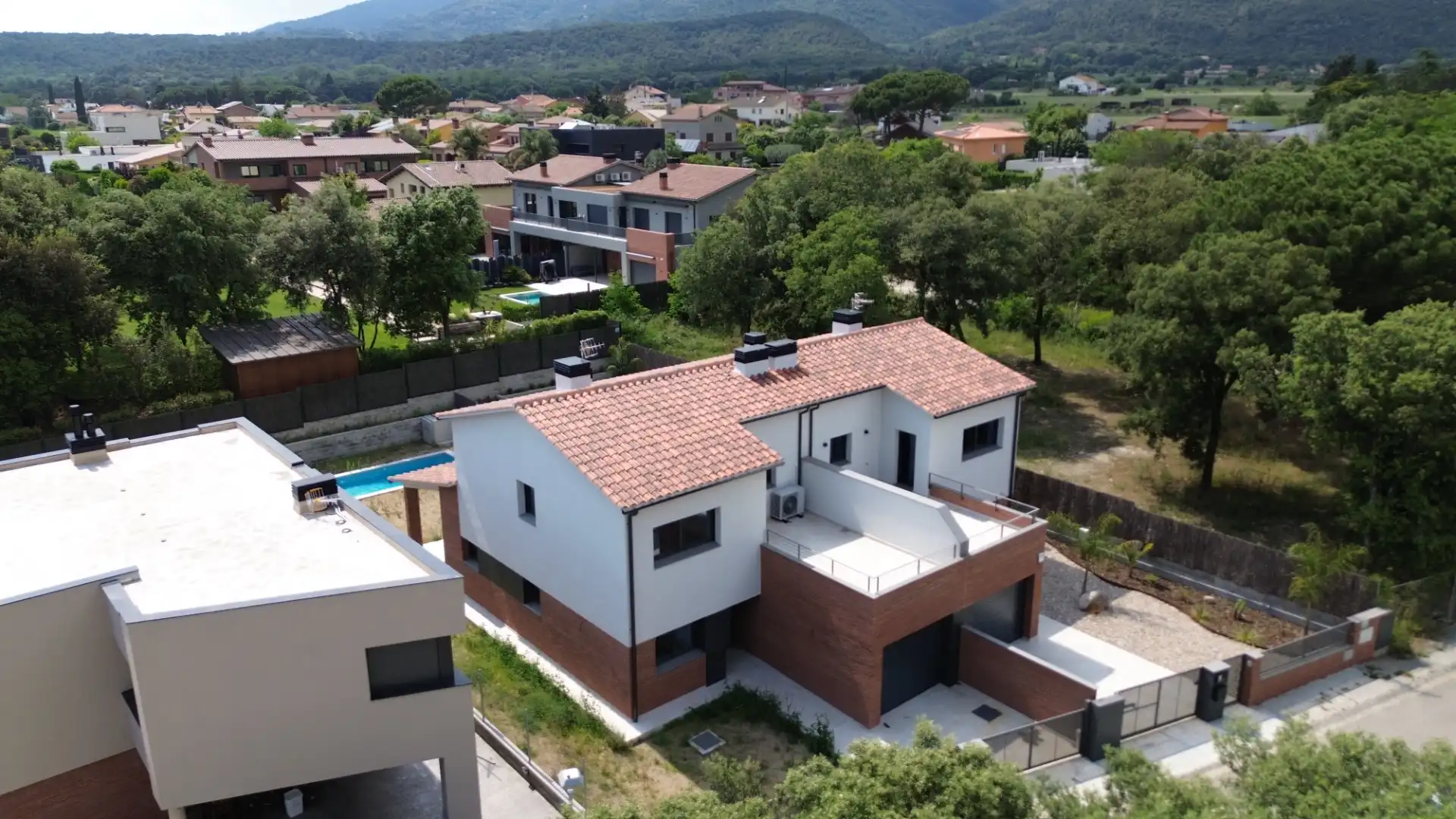 Außenansicht von Einfamilien-Reihenhaus zum Verkauf in Sant Esteve de Palautordera mit Heizung, Privatgarten und Terrasse
