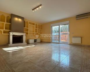 Living room of Flat for sale in  Madrid Capital  with Air Conditioner and Heating