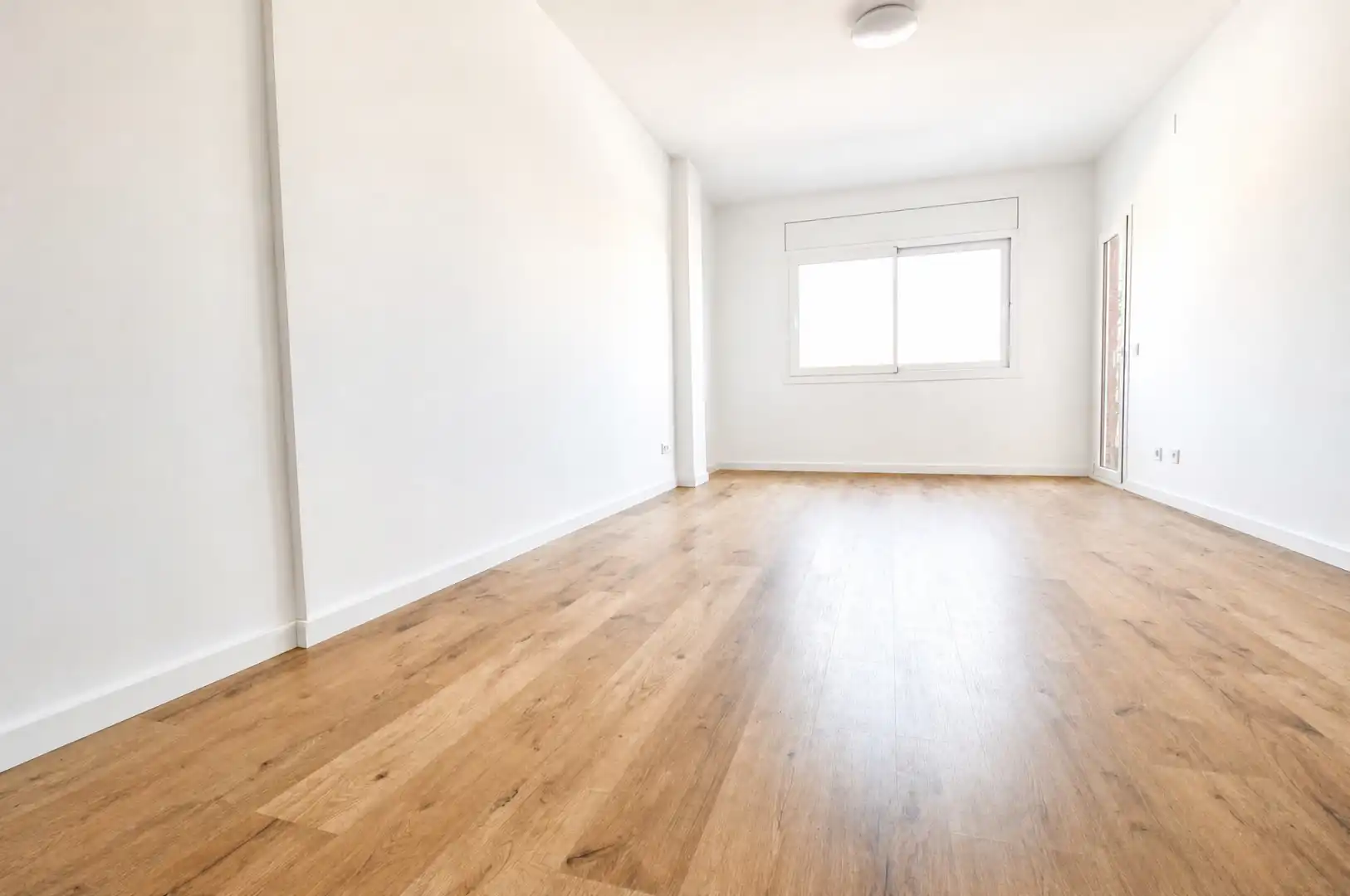 Wohnzimmer von Wohnung zum Verkauf in Barcelona mit Parkett, Ofen und Balkon
