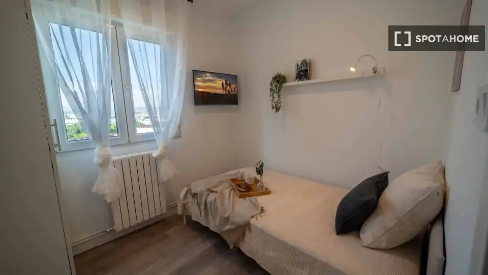 Room in Cuatro Caminos