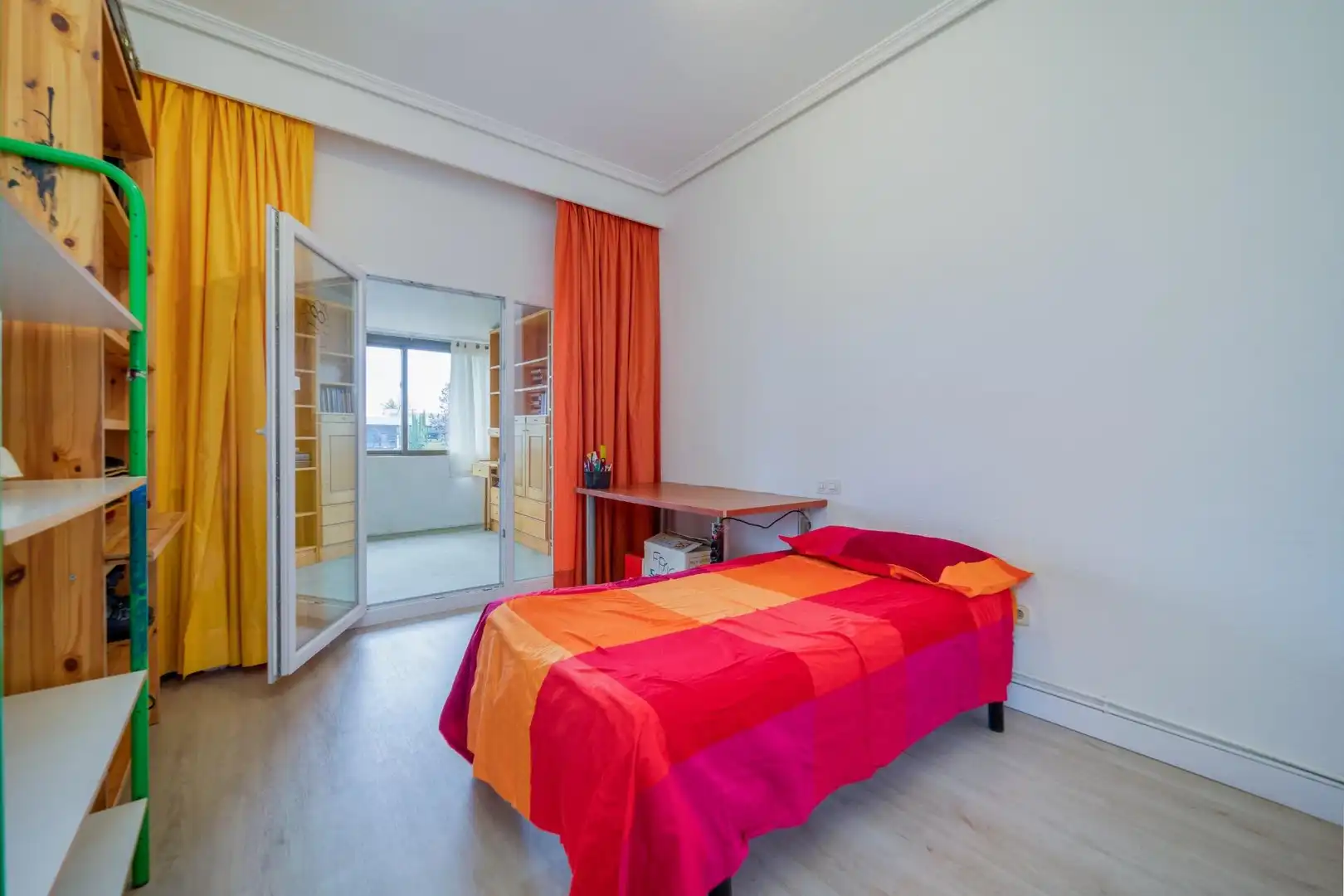 Habitación de Casa adosada en venta en Madrid con Calefacción y Jardín privado