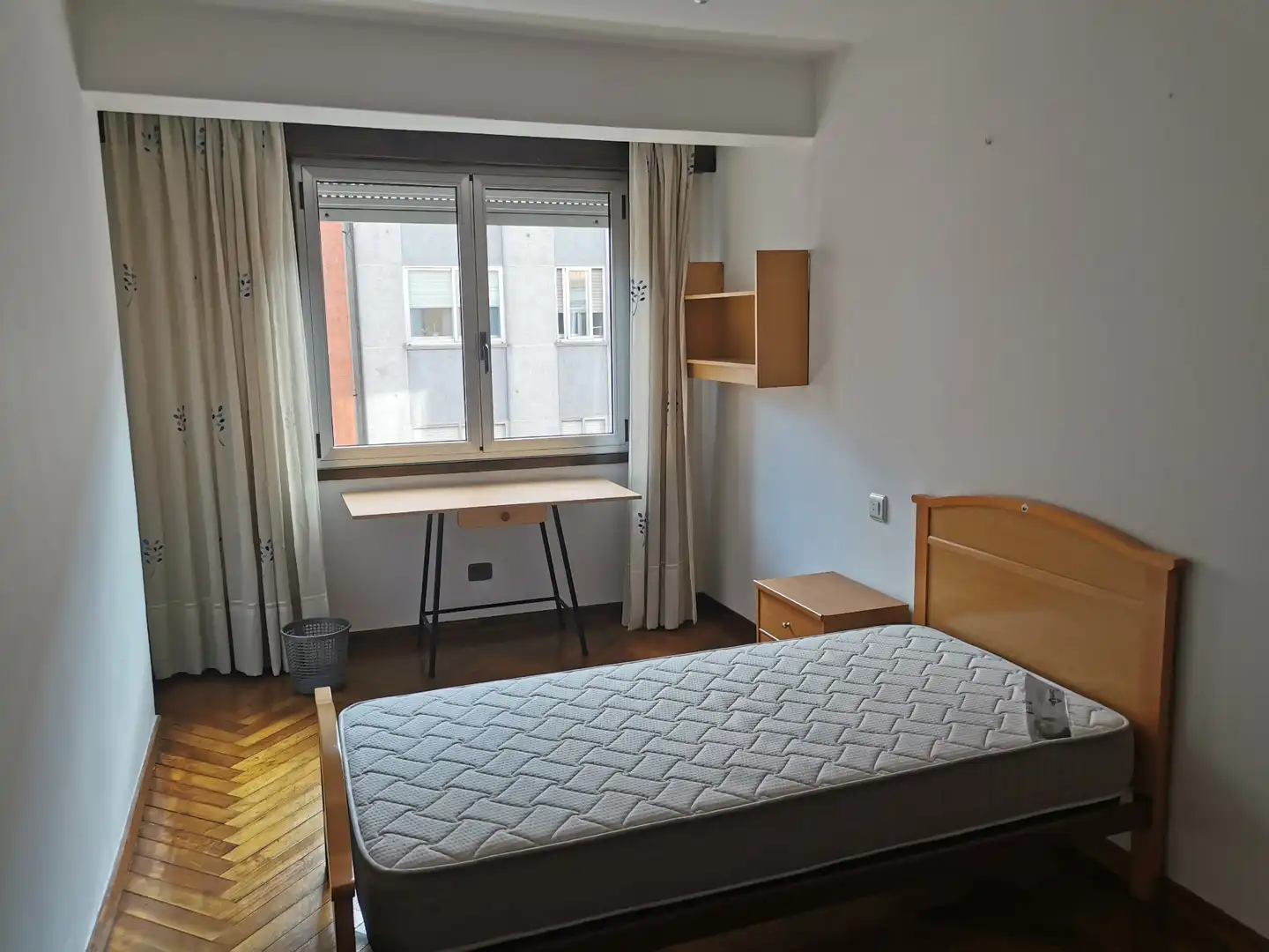 Schlafzimmer von Wohnung zur Miete in Santiago de Compostela  mit Heizung und Möbliert