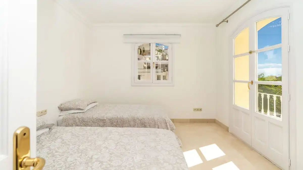 Schlafzimmer von Einfamilien-Reihenhaus zum Verkauf in Benahavís mit Klimaanlage, Terrasse und Gemeinschaftspool