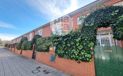 Exterior view of Single-family semi-detached for sale in Burgos Capital  with Heating, Private garden and Terrace