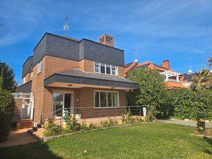 Vista exterior de Casa o xalet en venda en Pozuelo de Alarcón amb Jardí privat, Terrassa i Balcó