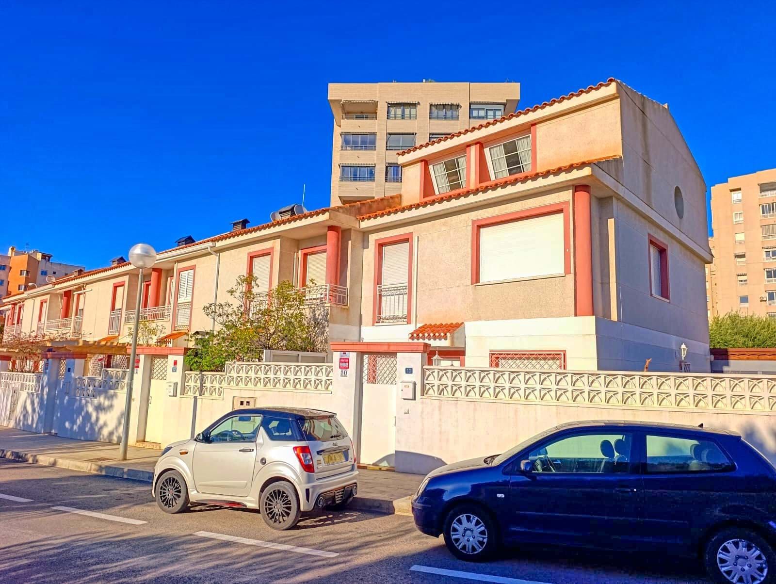 Vista exterior de Casa adosada en venda en Alicante / Alacant amb Aire condicionat, Calefacció i Piscina