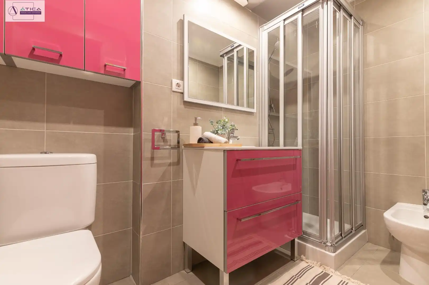 Badezimmer von Dachboden zum Verkauf in Santander mit Heizung, Privatgarten und Parkett