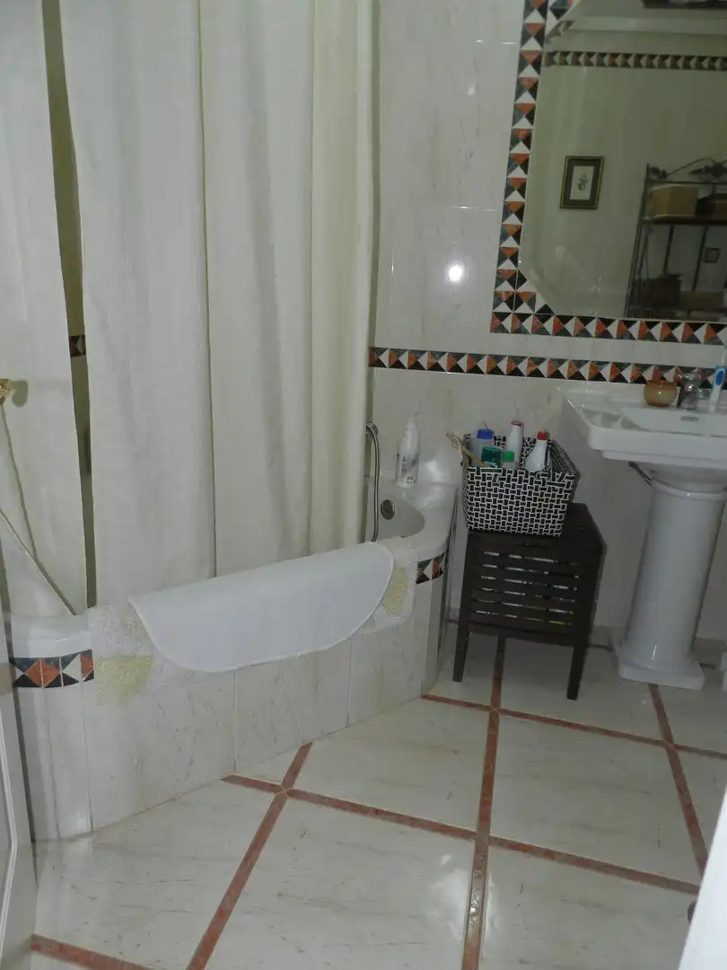 Bany de Casa o xalet en venda en Linares amb Aire condicionat, Calefacció i Jardí privat
