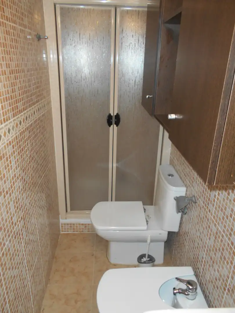 Badezimmer von Wohnung zum Verkauf in Ciudad Real mit Klimaanlage, Heizung und Parkett