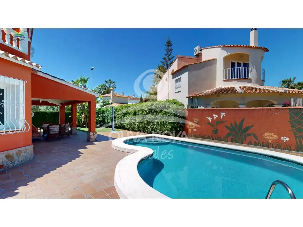 Vista exterior de Casa o xalet en venda en Oliva amb Jardí privat, Terrassa i Piscina