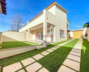 Vista exterior de Casa adosada en venda en Sant Pere de Ribes amb Jardí privat i Terrassa