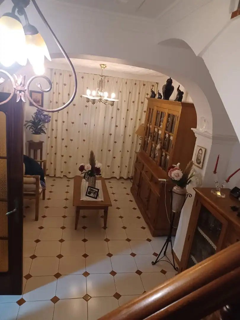 Sala d'estar de Casa adosada en venda en San Martín del Tesorillo amb Aire condicionat, Jardí privat i Terrassa