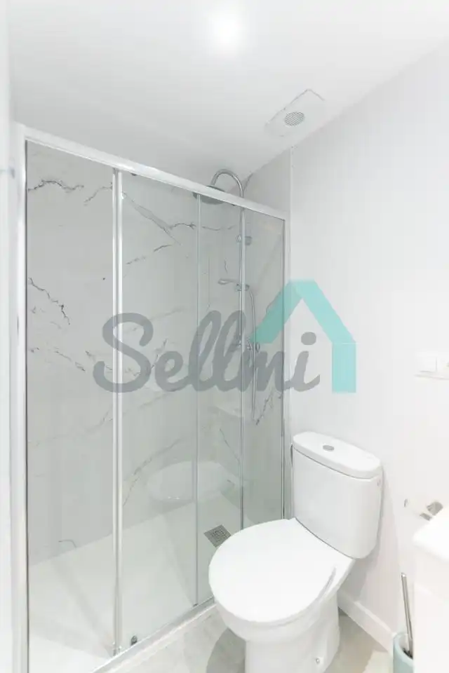 Bathroom of Flat for share in Oviedo   with Heating, Furnished and Internet