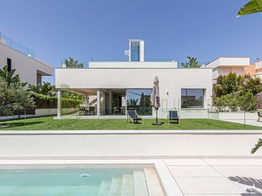 House with pool for sale in Carrer de Margarida Xirgu