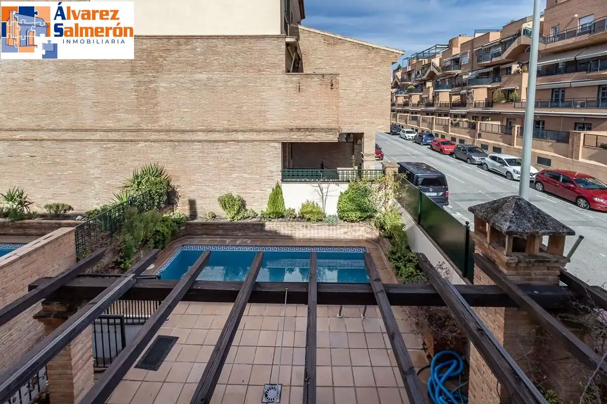 Schwimmbecken von Einfamilien-Reihenhaus zum Verkauf in Granada mit Privatgarten, Terrasse und Schwimmbad