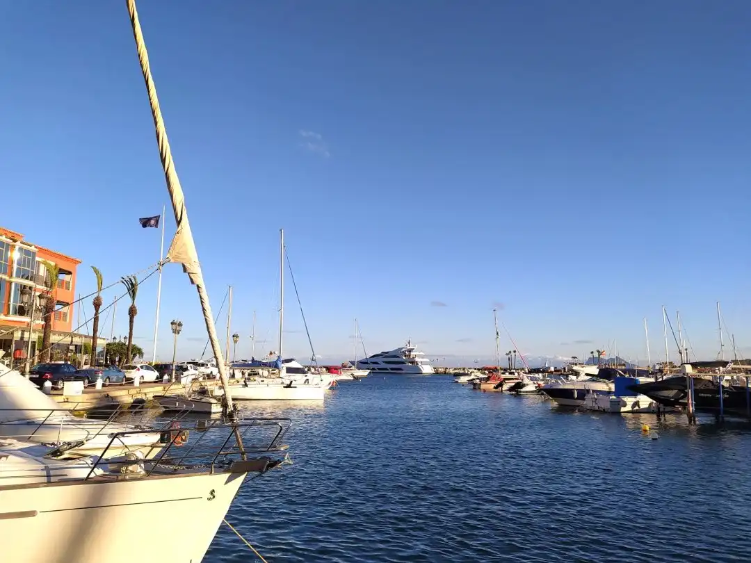 Einfamilien-Reihenhaus zum Verkauf in Sotogrande mit Klimaanlage, Heizung und Privatgarten