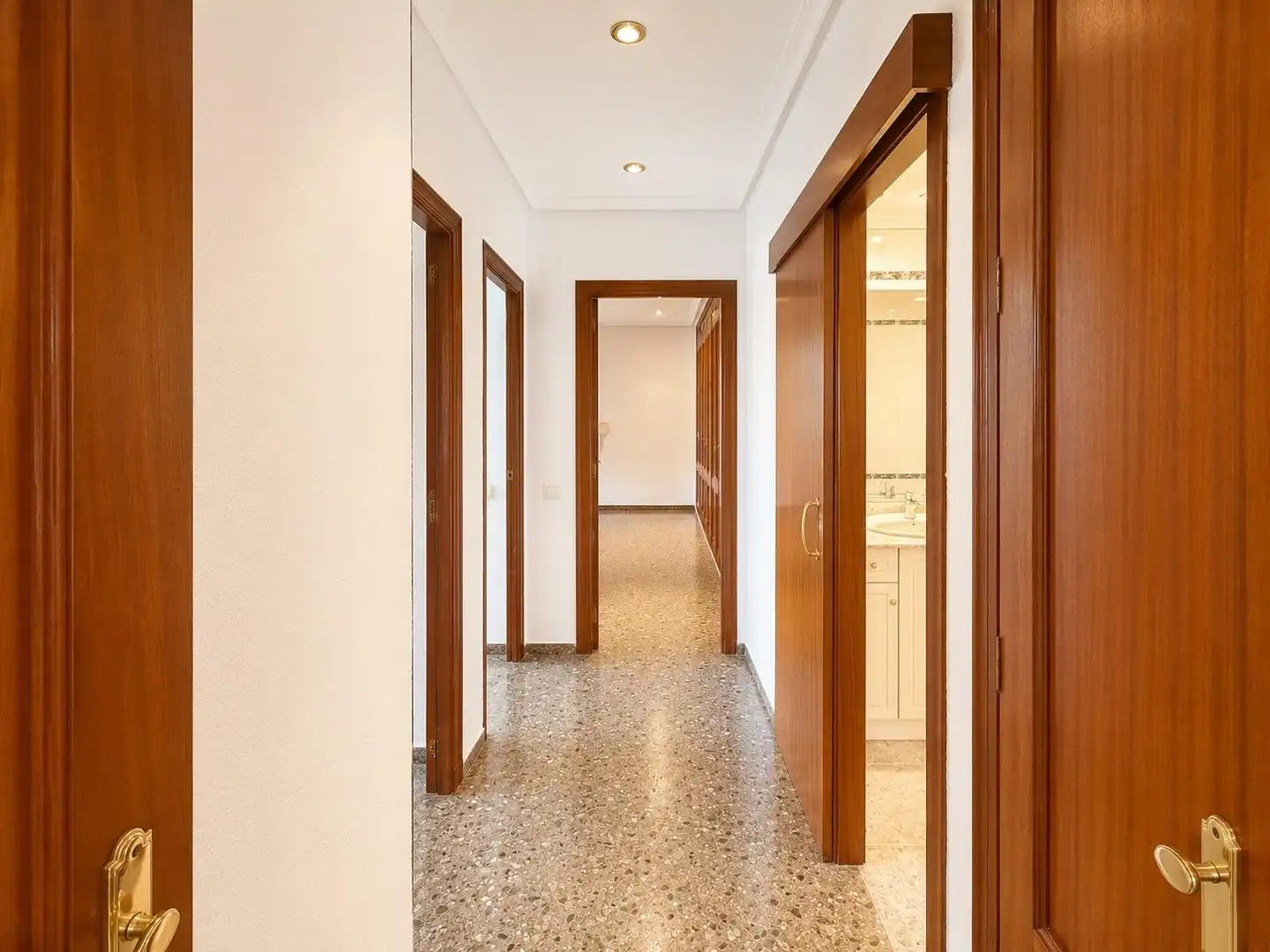Flat for rent in Paterna  with Balcony