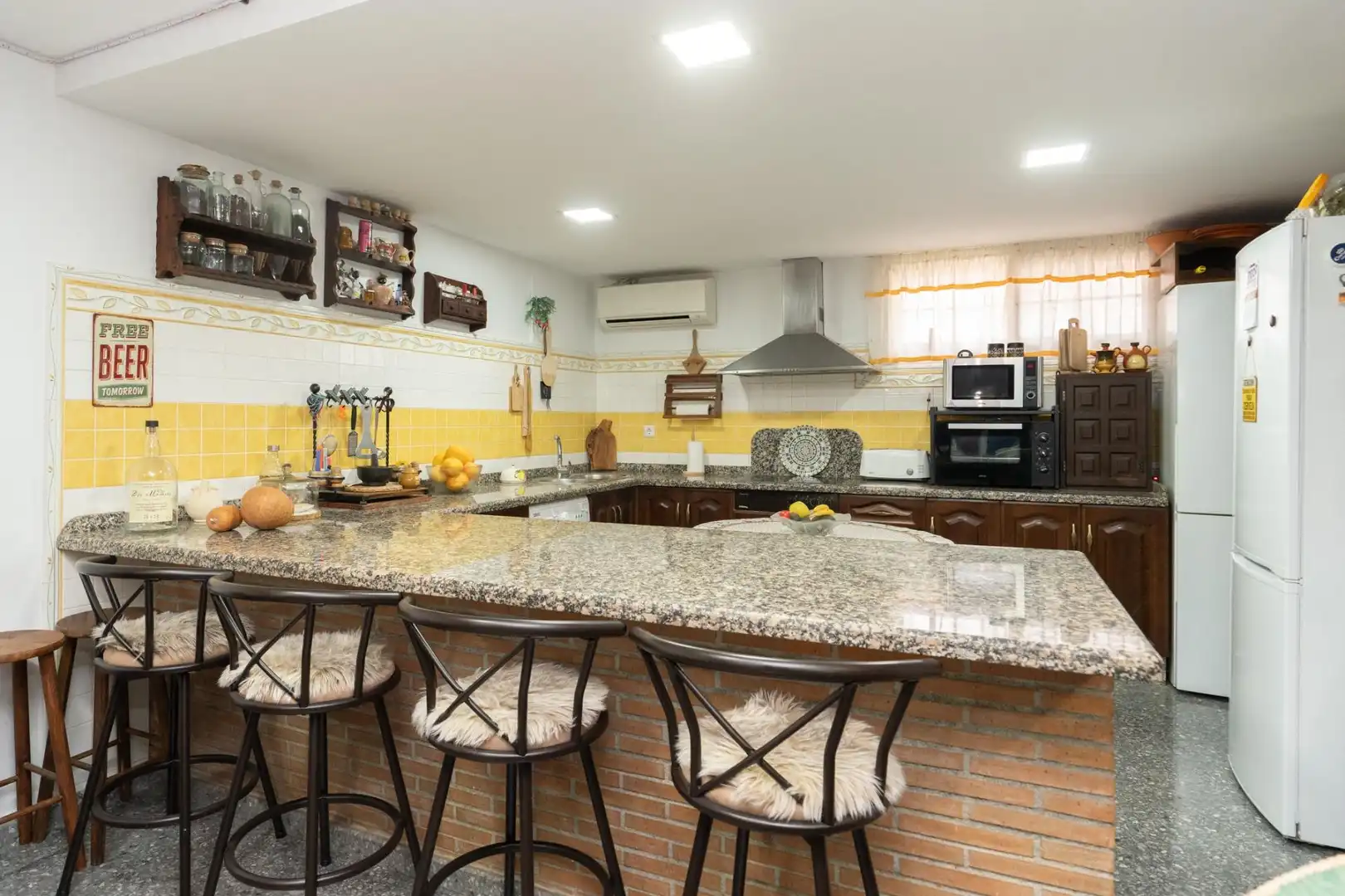 Cuina de Casa o xalet en venda en Motril amb Aire condicionat, Jardí privat i Terrassa