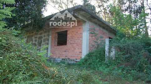Casa vieja y cobertizo para restaurar en Pesqueiras.