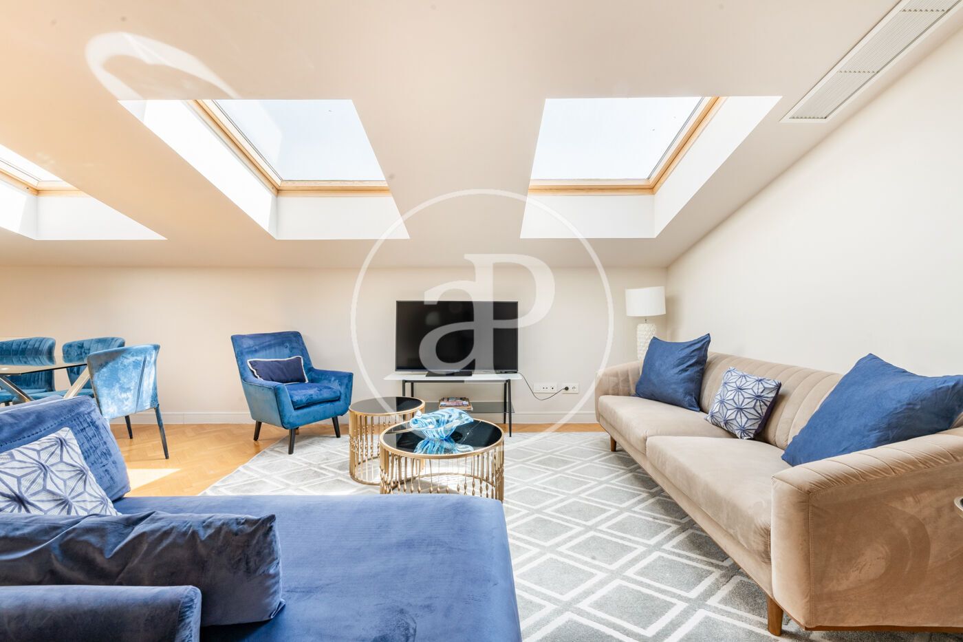 Sala d'estar de Àtic en venda en  Madrid Capital amb Aire condicionat, Calefacció i Jardí privat
