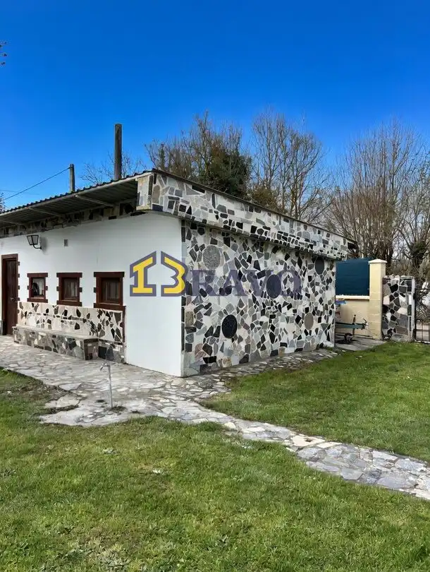 Vista exterior de Casa o chalet en venta en Merindad de Cuesta-Urria con Jardín privado, Piscina y Amueblado