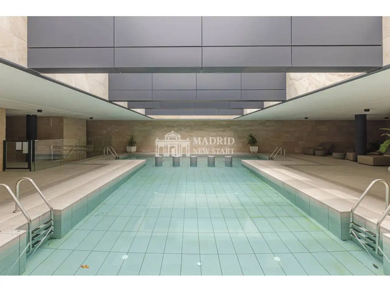 Piscina de Pis de lloguer en Madrid amb Aire condicionat, Calefacció i Traster