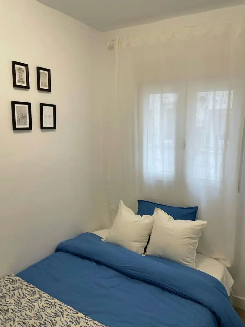 Bedroom of Flat for share in Valencia  with Washing machine