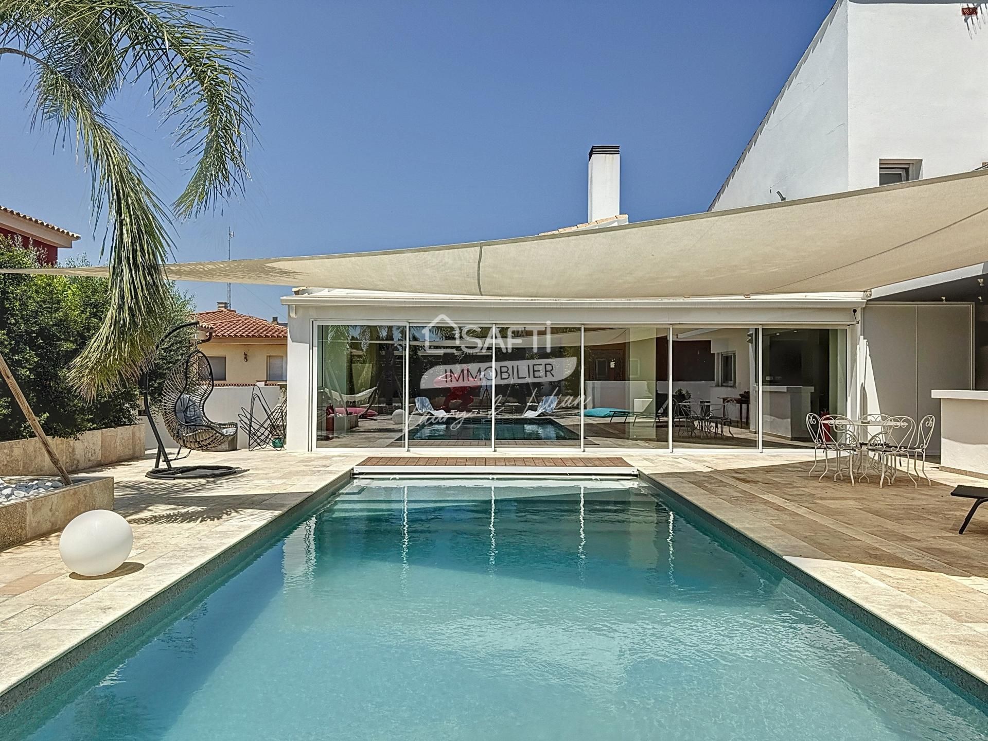 Piscina de Casa o xalet en venda en Castelló d'Empúries amb Aire condicionat, Calefacció i Terrassa