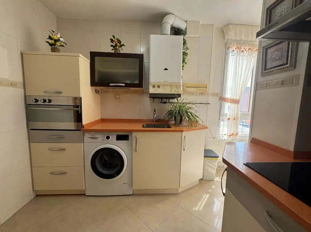 Küche von Wohnung zum Verkauf in Los Corrales de Buelna  mit Heizung, Parkett und Terrasse