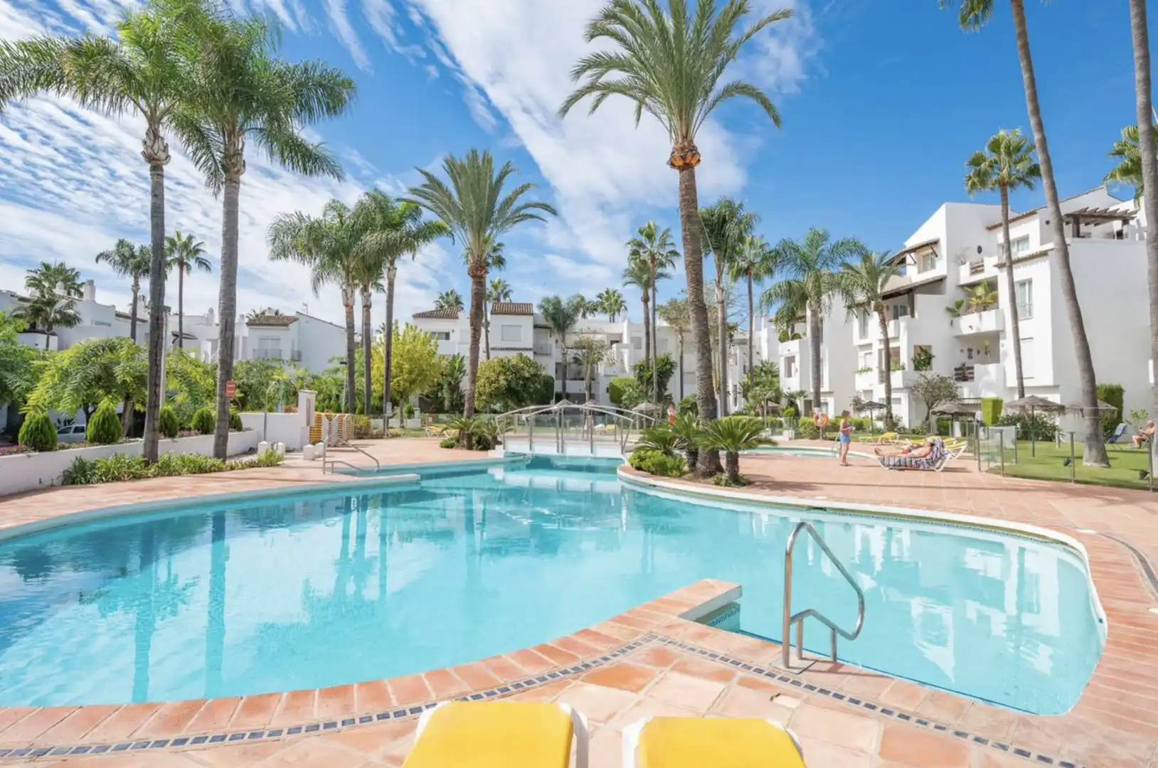 Außenansicht von Erdgeschoss zur Miete in Estepona mit Klimaanlage, Terrasse und Schwimmbad