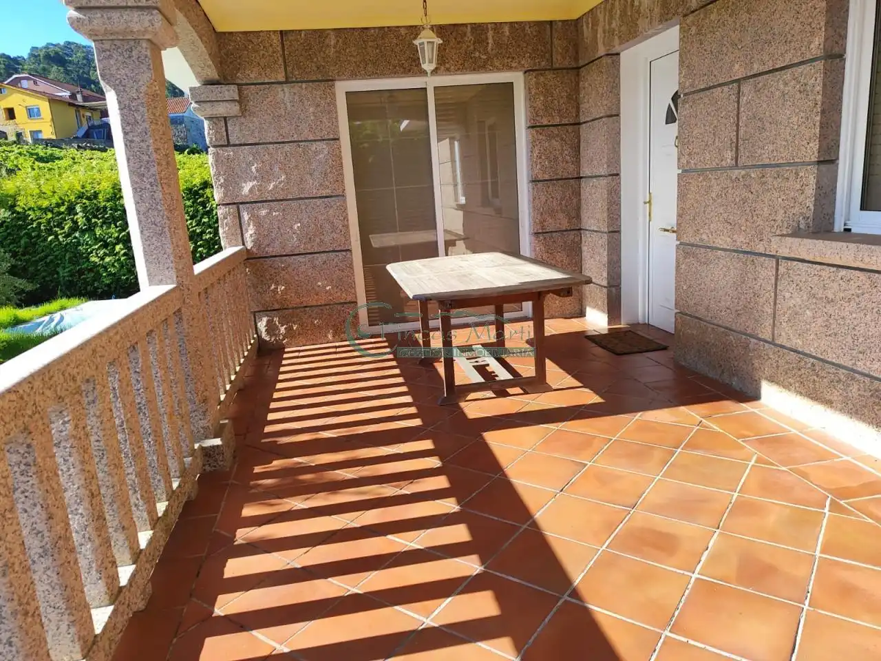 Terrassa de Casa o xalet en venda en Cangas  amb Calefacció, Jardí privat i Terrassa