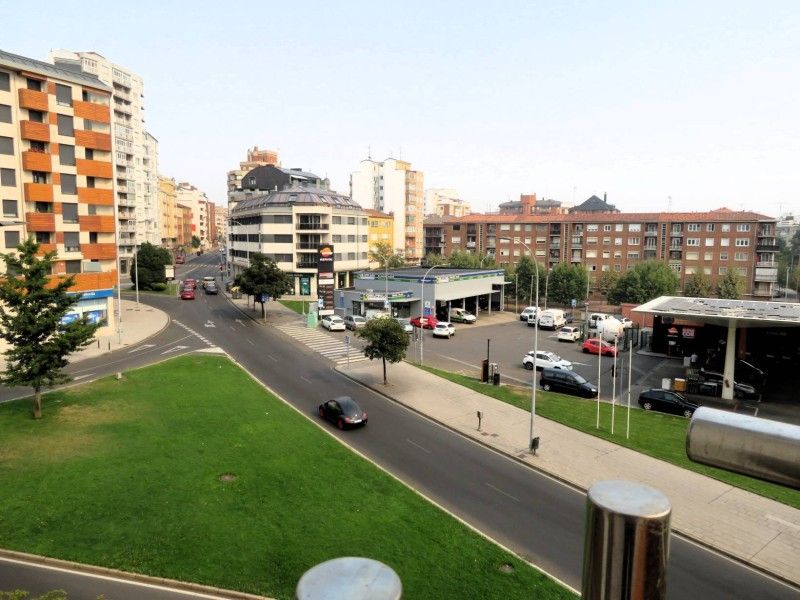 Vista exterior de Pis en venda en León Capital  amb Calefacció, Jardí privat i Parquet