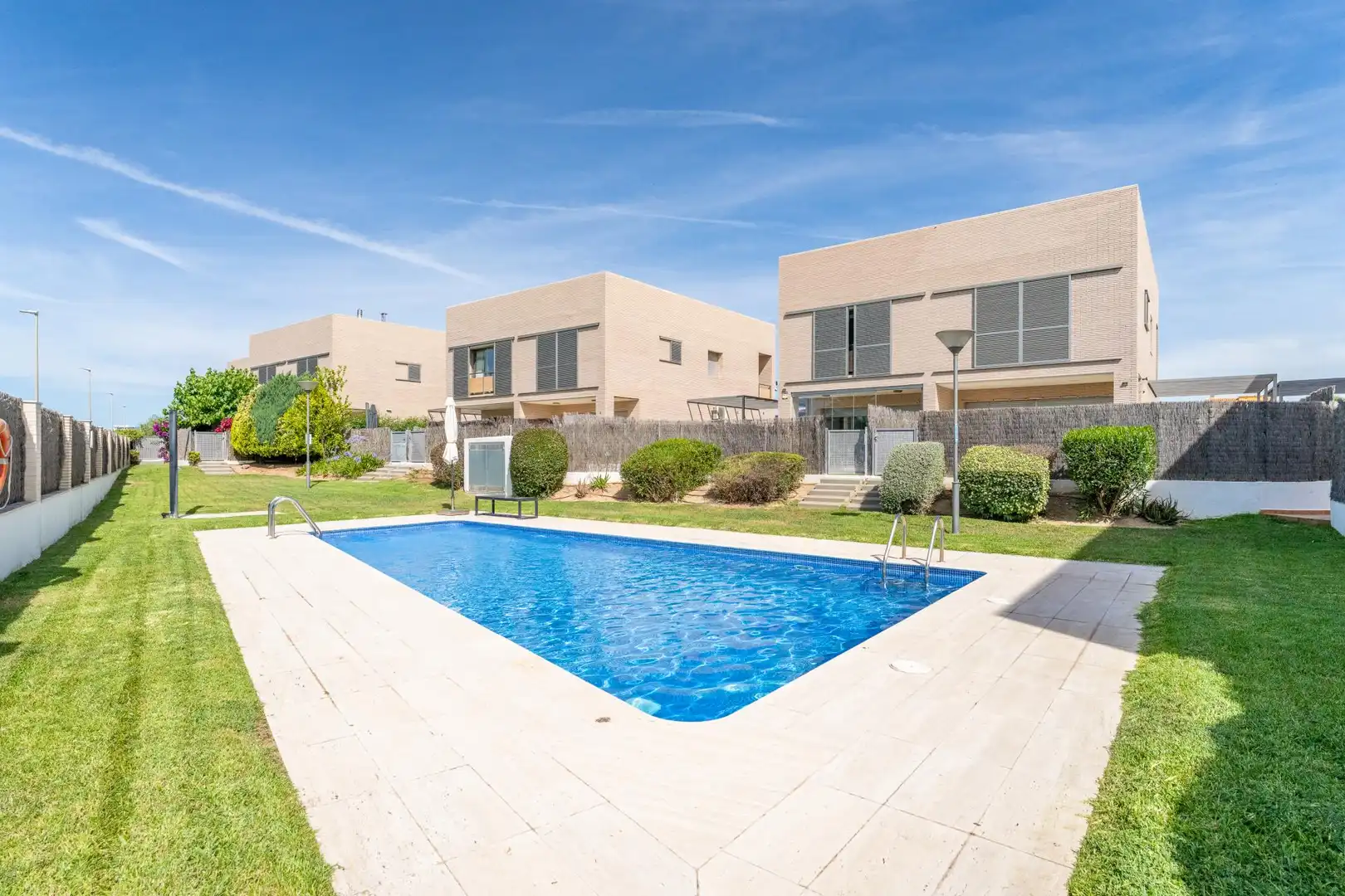 Piscina de Casa adosada en venda en Cambrils amb Calefacció, Jardí privat i Terrassa