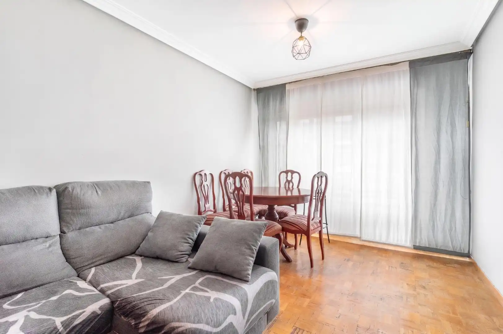 Sala d'estar de Apartament en venda en Oviedo  amb Calefacció, Terrassa i Balcó