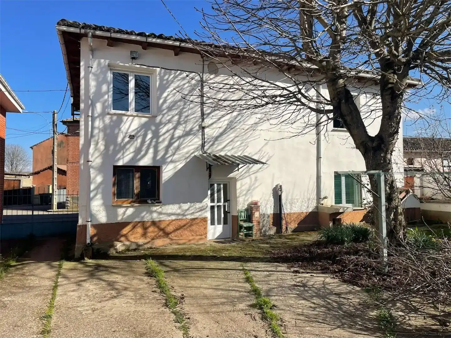 Exterior view of Flat for sale in Gradefes  with Parquet flooring and Furnished