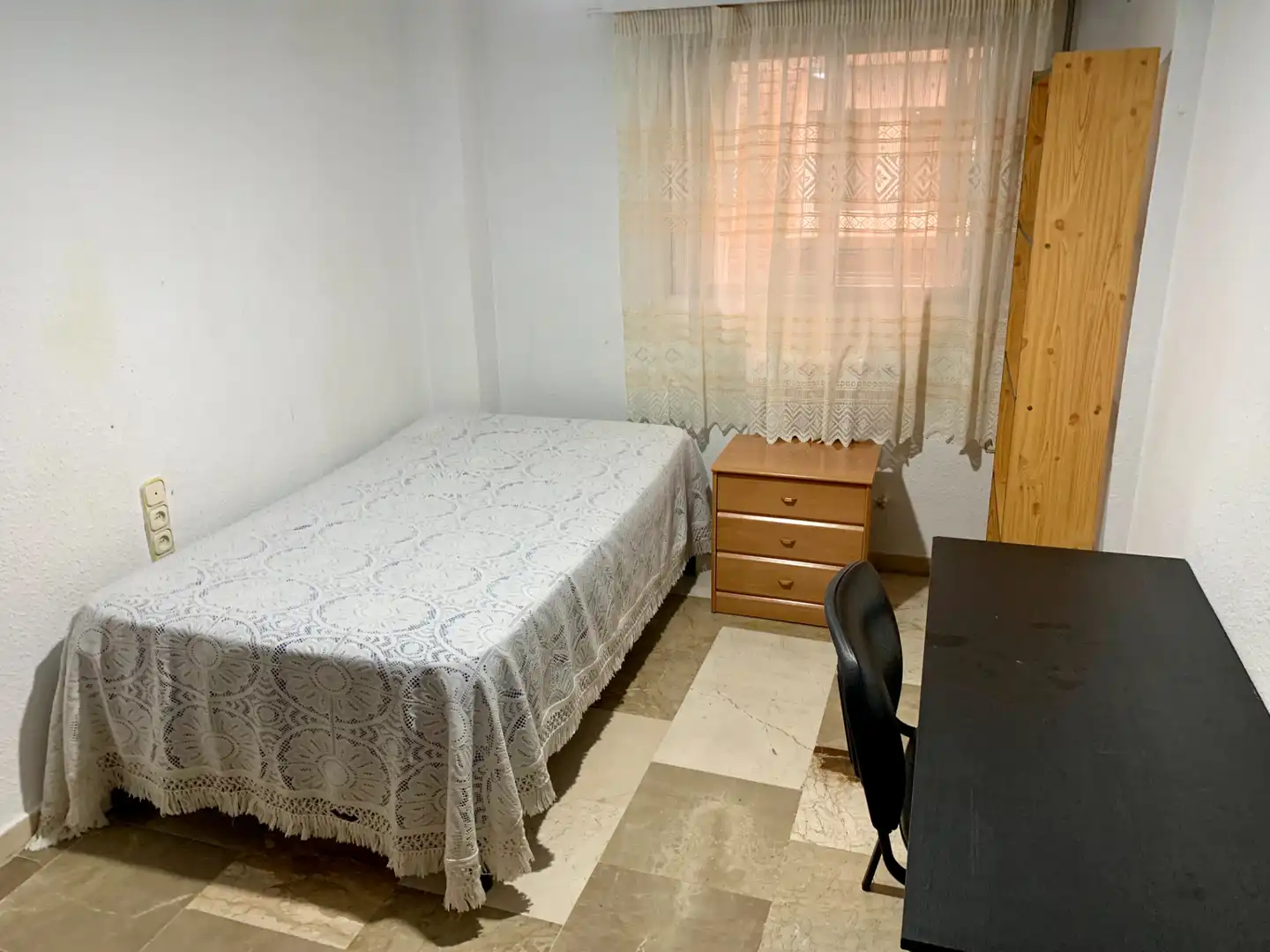 Habitación de Piso de alquiler en Granada con Aire acondicionado, Calefacción y Amueblado