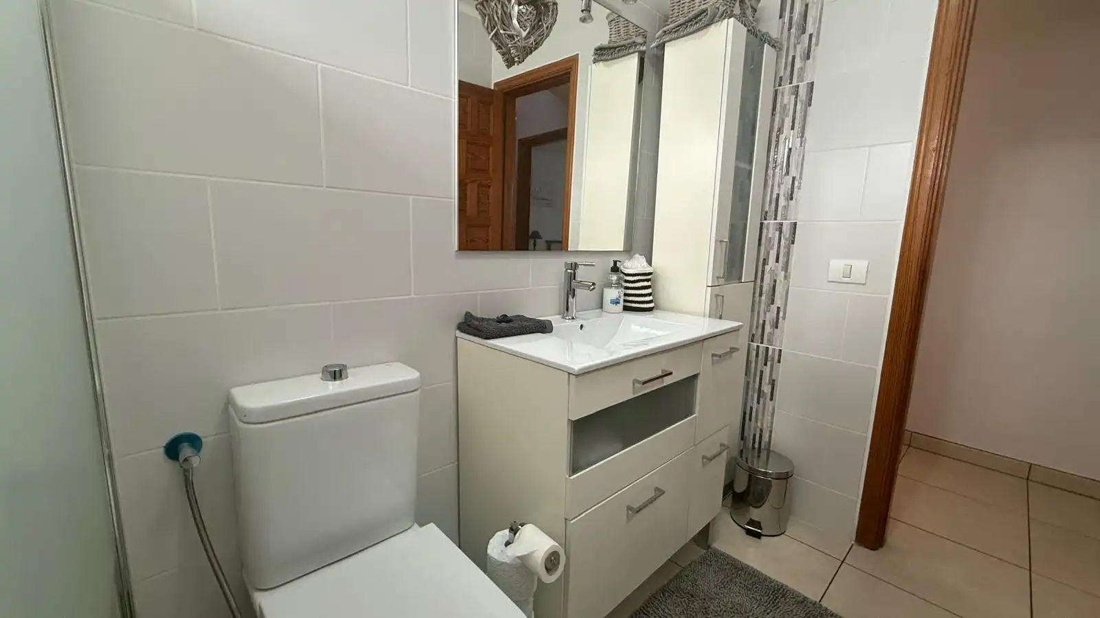 Badezimmer von Erdgeschoss zum Verkauf in Arona mit Privatgarten, Terrasse und Abstellraum