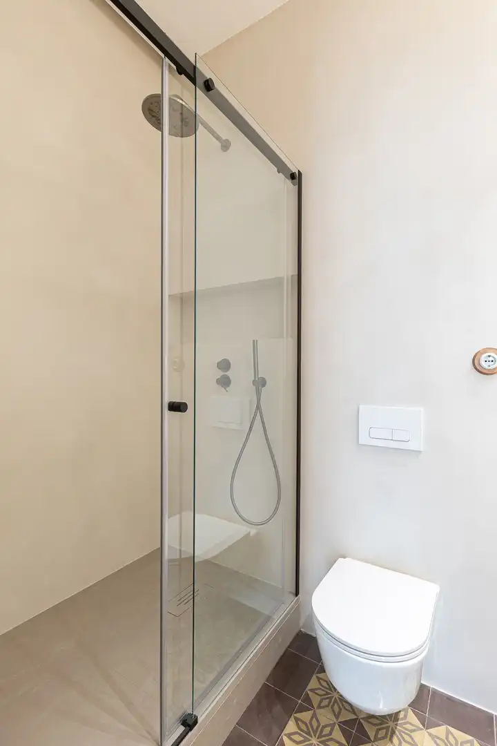 Badezimmer von Wohnung zum Verkauf in Barcelona mit Klimaanlage, Heizung und Balkon