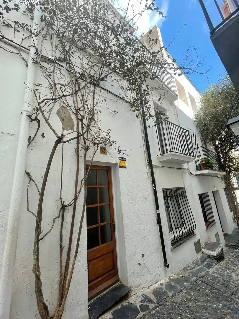 Vista exterior de Casa o xalet en venda en Cadaqués amb Terrassa i Balcó