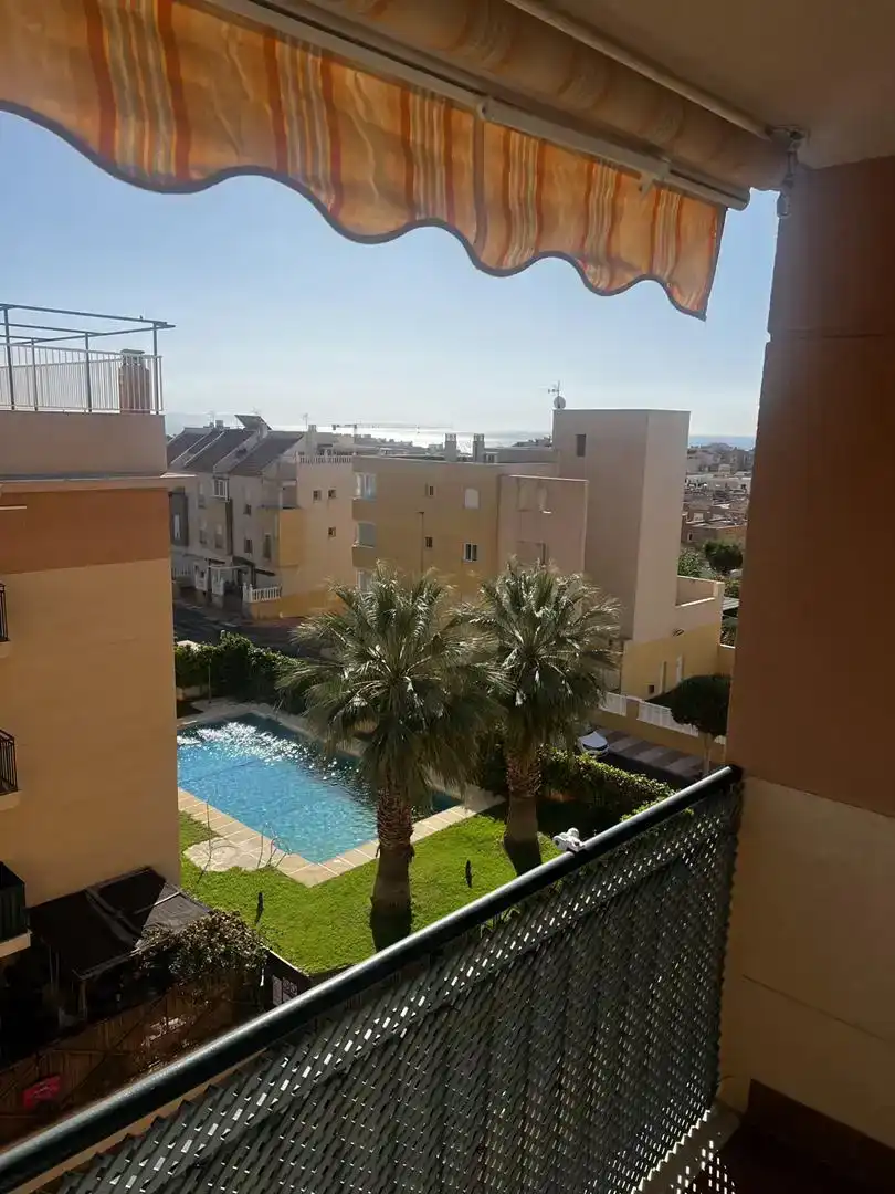 Vista exterior de Piso en venta en Roquetas de Mar con Aire acondicionado, Trastero y Piscina
