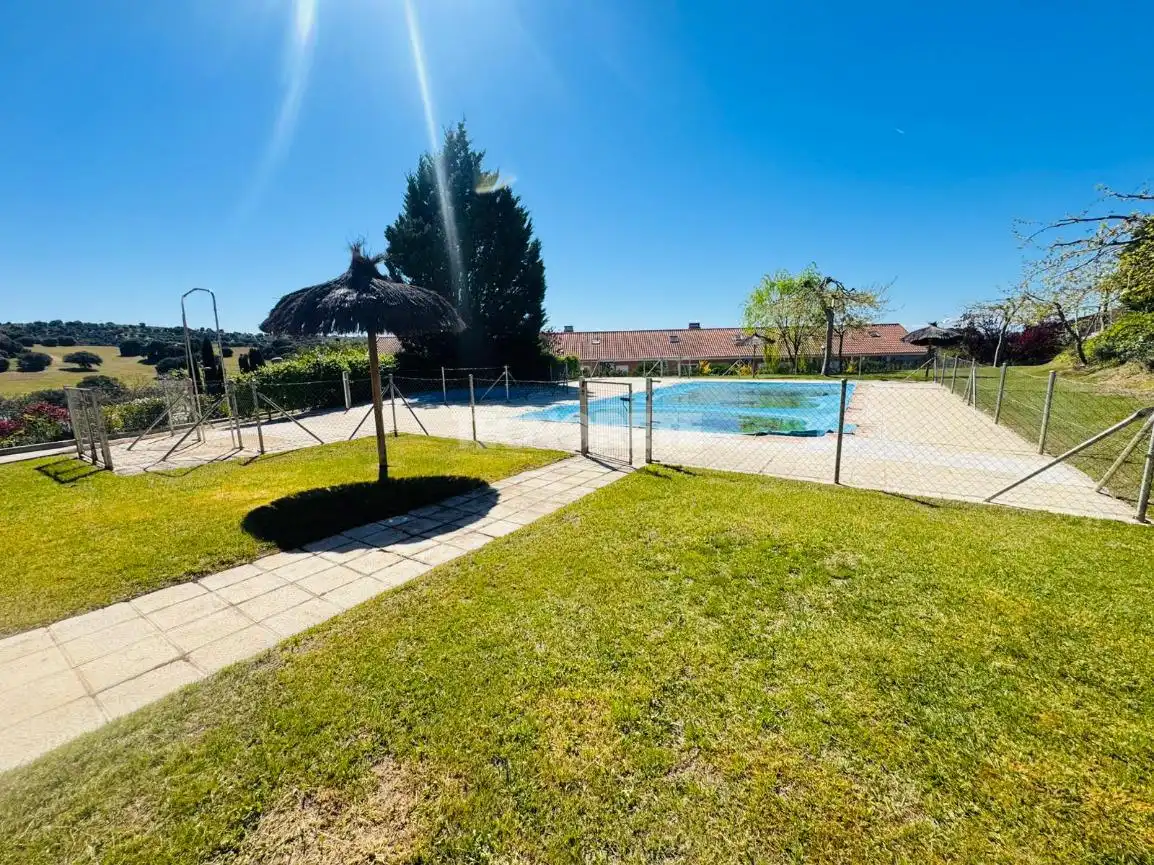 Piscina de Casa adosada en venda en Toledo amb Aire condicionat, Calefacció i Terrassa