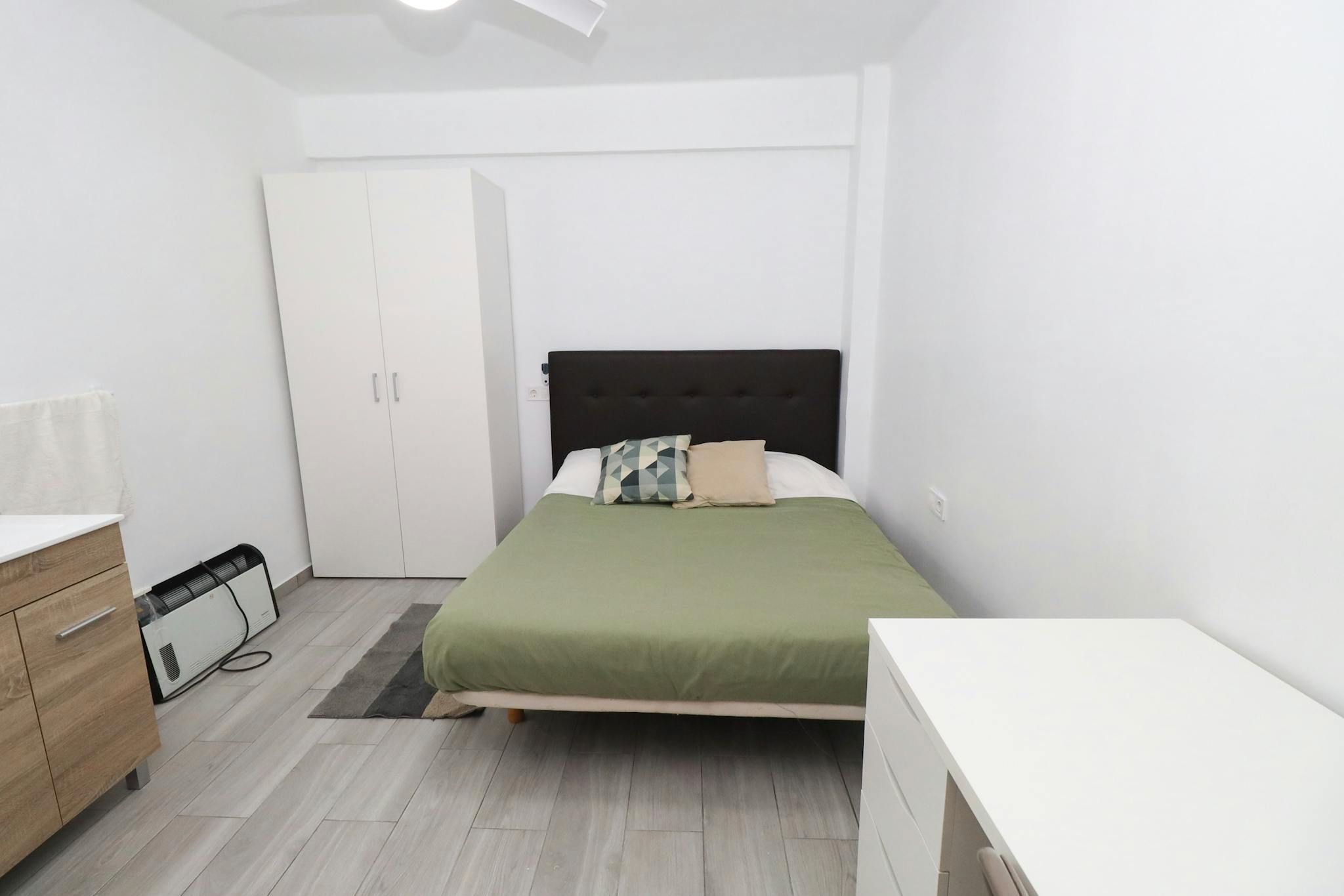 Bedroom of Flat to share in  Valencia Capital  with Washing machine and TV