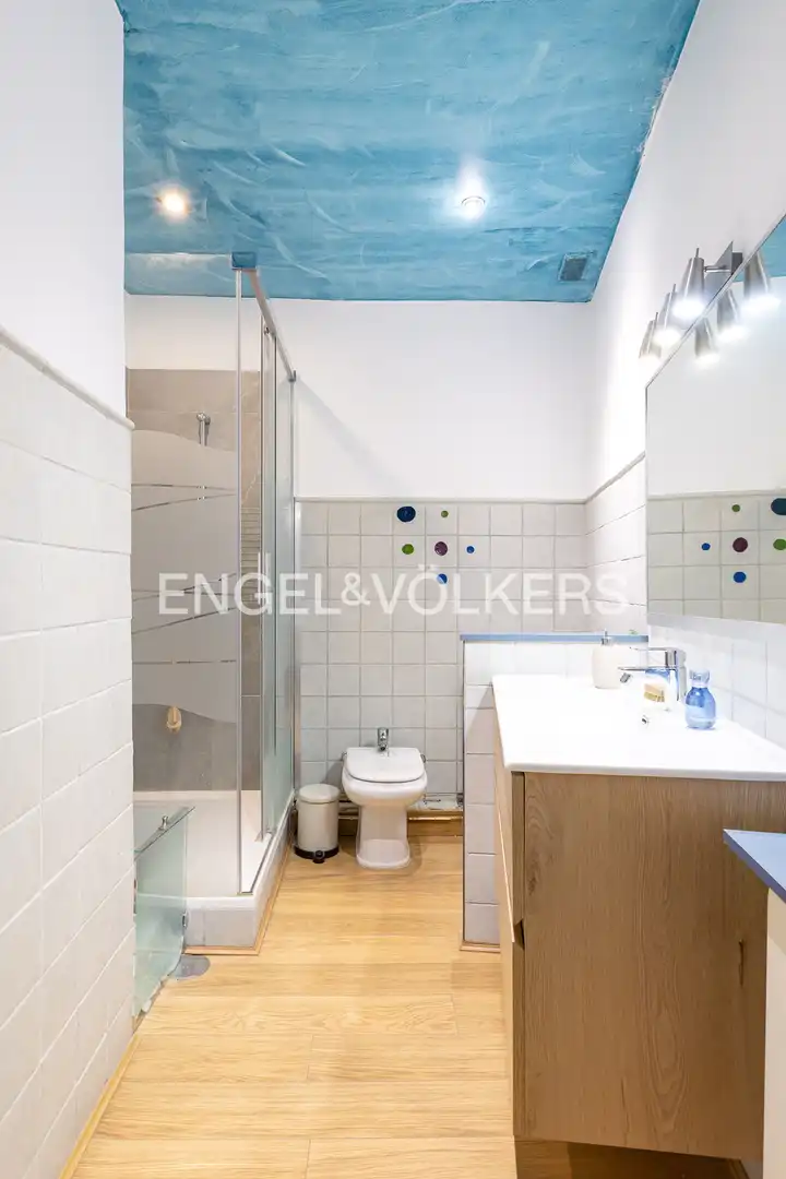 Badezimmer von Wohnung zum Verkauf in Madrid mit Klimaanlage, Heizung und Balkon