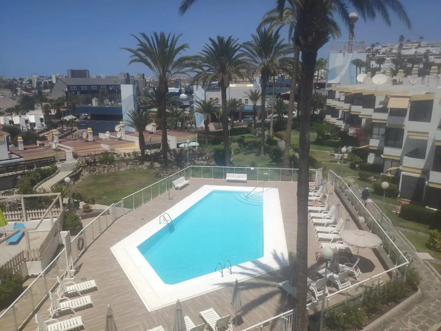 Piscina de Apartament en venda en San Bartolomé de Tirajana amb Aire condicionat, Terrassa i Piscina comunitària