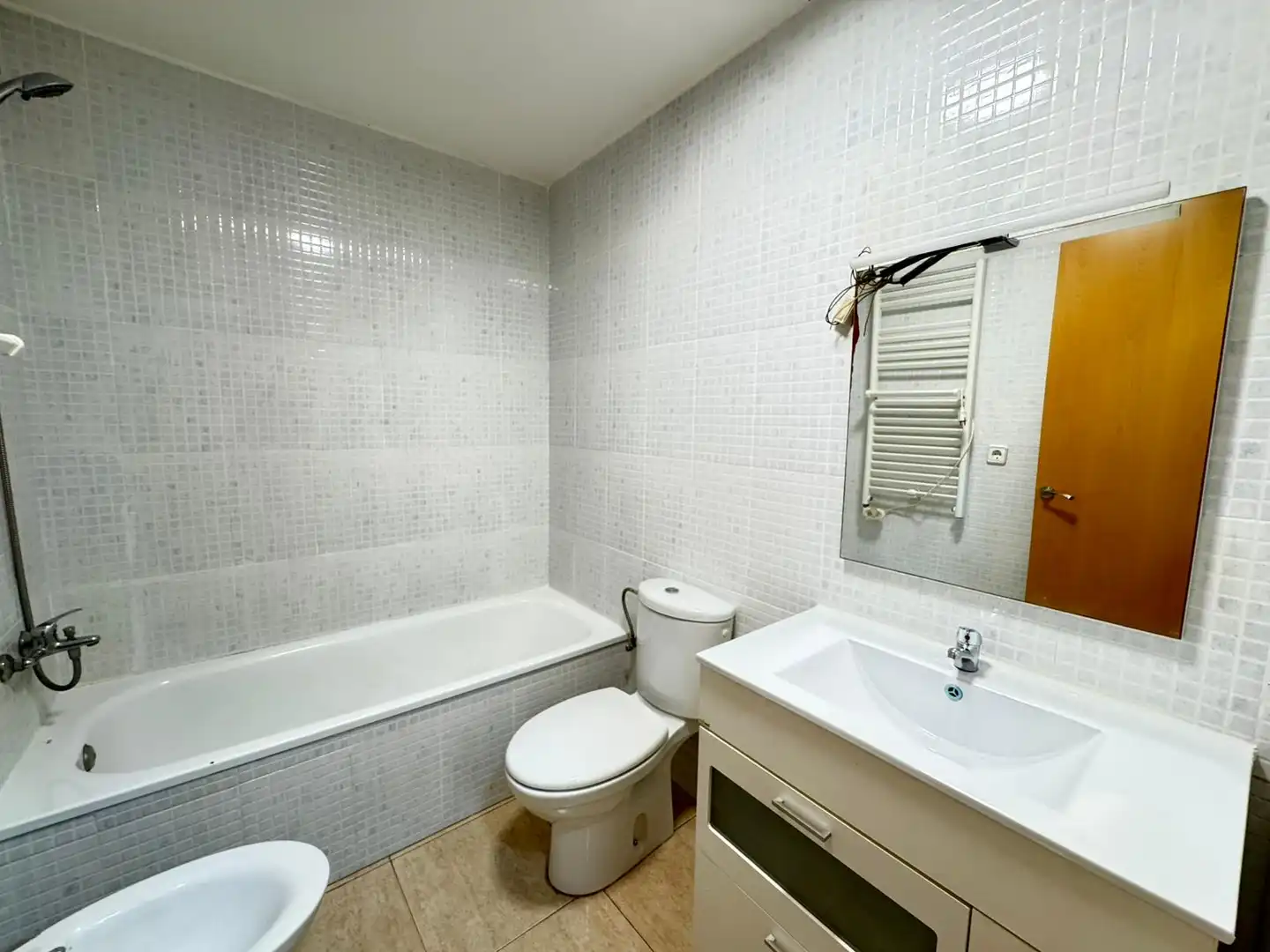Bathroom of Flat for sale in Canovelles  with Air Conditioner and Oven