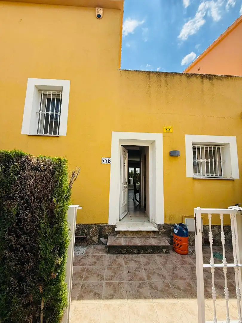 Vista exterior de Casa adosada en venda en Oliva amb Aire condicionat, Calefacció i Jardí privat